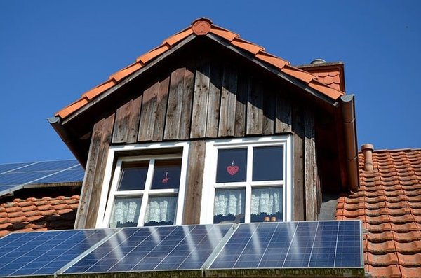 Comment comparer les entreprises de contrôle des réseaux électriques lors d'une rénovation immobilière ?